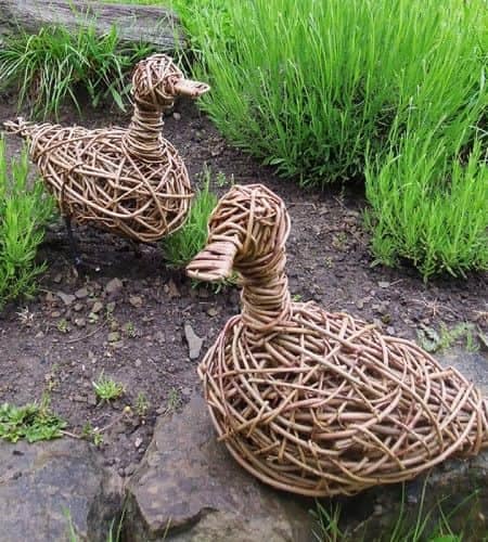 Kreasi Patung-Patung Dari Tanaman Liar Ini Kelihatan Hidup Banget